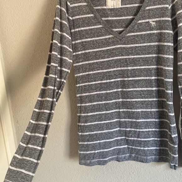Abercrombie and Fitch V Neck - Picture 4 of 6